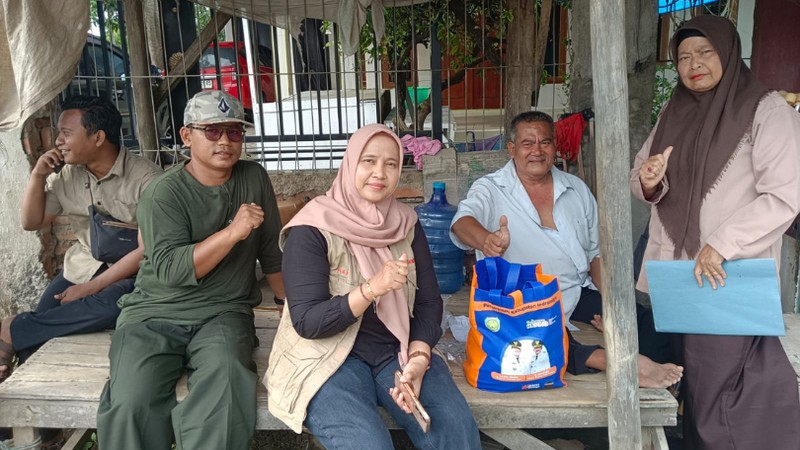 Pemkab Indramayu Serahkan Alat Bantu Kepada PPKS Disabilitas Daksa