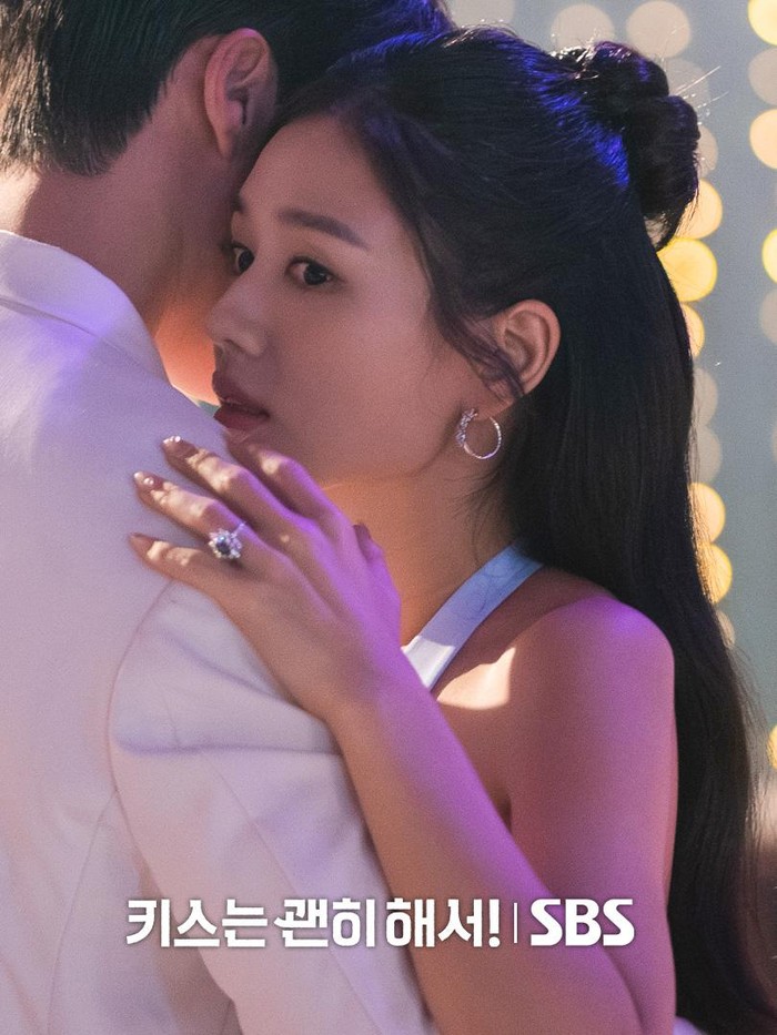 Ahn Eun Jin bertransformasi sebagai pegawai kantoran dalam drama Korea Dynamite Kiss. Melalui serial drama ini, ia berperan sebagai Go Da Rim, perempuan yang berpura-pura sudah menikah dan menjadi ibu agar mendapatkan pekerjaan di sebuah perusahaan produk bayi.