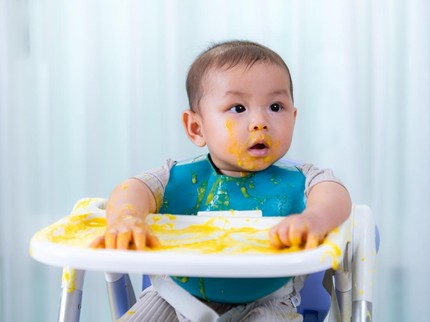 Jangan Buru-Buru Bersihkan Anak Makan Berantakan, Ketahui Manfaat Messy Eating