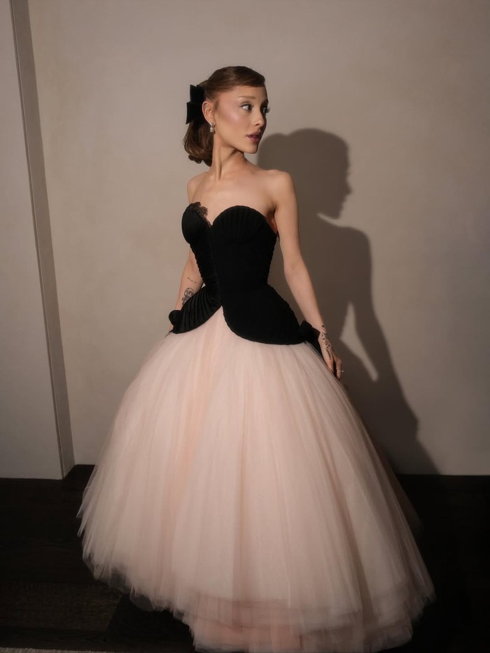 Ariana Grande di premier Wicked: For Good, NYC. Ia mengenakan ballgown dari Schiaparelli.