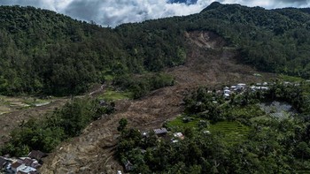 FOTO: Longsor Banjarnegara Jateng, Puluhan Warga Masih Tertimbun