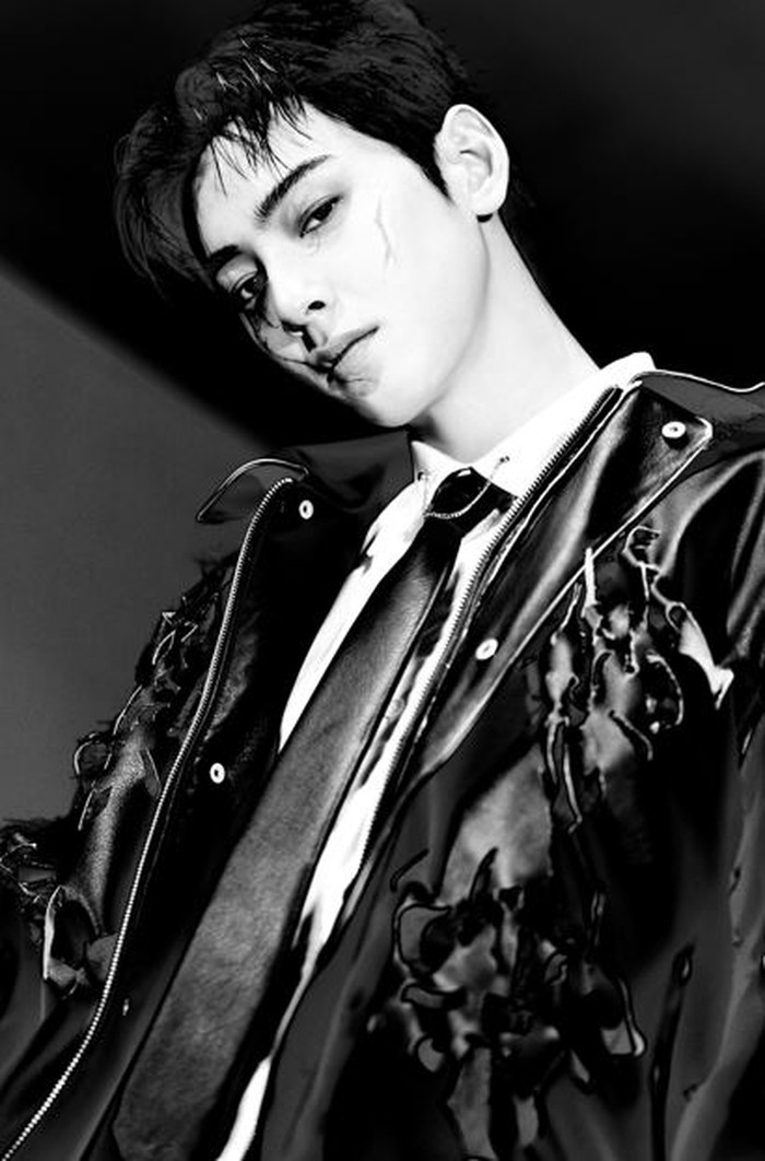 Berbeda dengan konsep sebelumnya, foto ini menampilkan ekspresi intens Cha Eun Woo dengan riasan luka dan suasana gelap./ Foto: x.com/CHAEUNWOO_offcl