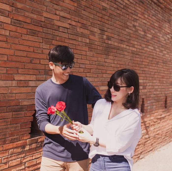 Membuat seorang introvert jatuh cinta bukanlah tentang usaha keras atau langkah agresif, tapi lebih kepada memahami ritme mereka yang pelan, tenang, dan penuh kedalaman. Introvert bukan tipe yang langsung jatuh hati hanya karena perhatian besar atau obrolan yang intens.