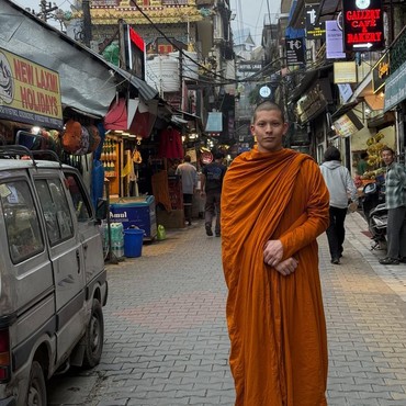 Aktor Dom Petchthamrongchai Tinggalkan Dunia Hiburan demi Jadi Biksu
