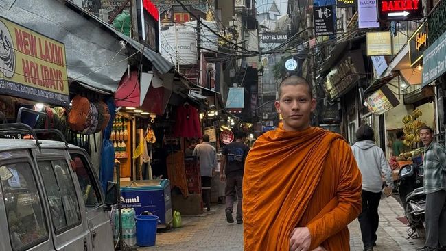 Aktor Dom Petchthamrongchai Tinggalkan Dunia Hiburan demi Jadi Biksu