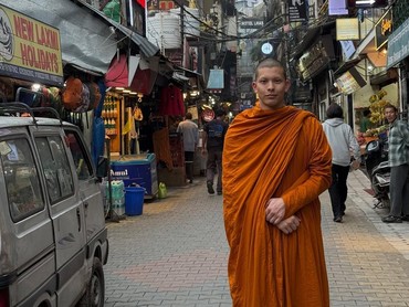 Aktor Dom Petchthamrongchai Tinggalkan Dunia Hiburan demi Jadi Biksu