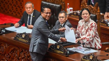 FOTO: DPR Resmi Sahkan RKUHAP Jadi UU Baru