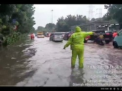 Jalan DI Pandjaitan Jaktim Tergenang, Lalu Lintas Macet