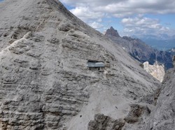 Nggak Masuk Akal! Gubuk Perang Ini Menempel di Jurang Ketinggian 2.700 Meter