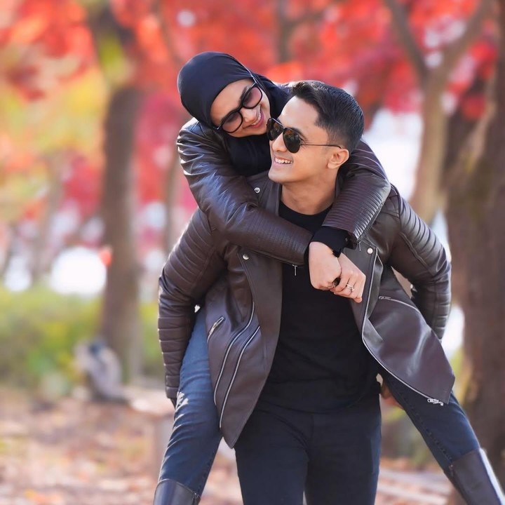 <p>Hengky Kurniawan yang saat ini berada di Korea Selatan bersama Sonya Fatmala juga tak kalah romantis, Bunda. Lewat akun Instagramnya, ia membagikan beberapa potret mesra di tengah keindahan musim gugur, lho. Bahkan, keduanya tampil serasi mengenakan jaket kulit<em>.&nbsp;</em>(Foto: Instagram @hengkykurniawan)</p>