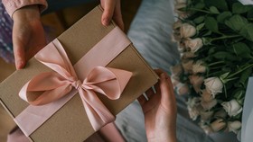 12 Rekomendasi Kado yang Cocok untuk Wali Kelas di Hari Guru