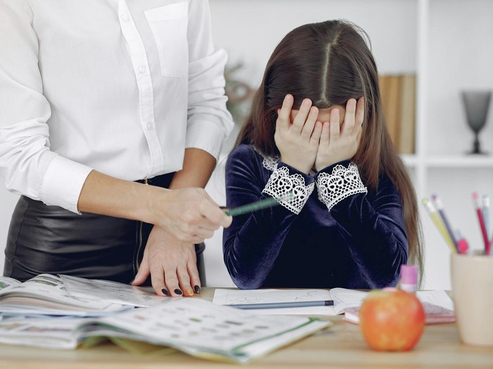 Perasaan marah atau sedih adalah hal yang wajar dan perlu diakui. Membungkam perasaan tersebut mengajarkan anak untuk takut pada emosinya sendiri.