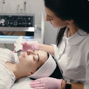 Treatment dan Skincare, Mana Pilihan Terbaik untuk Dapatkan Kulit Glowing?