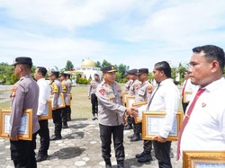 Kapolda Riau Beri Penghargaan Personel Polres Meranti yang Ungkap 30 Kg Sabu