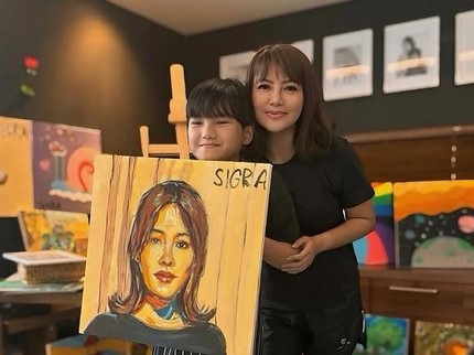 Kerennya Sigra, Putra Anji dengan ASD Melukis Wajah Sang Bunda