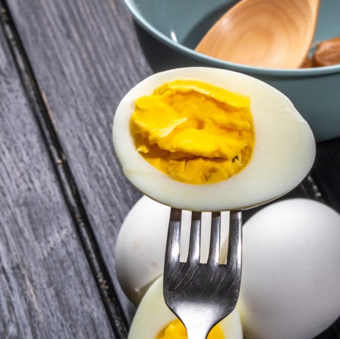 Kuning telur mengandung 55 kalori. Kuning telur kaya vitamin dan lemak sehat/Foto: freepik.com/stockking