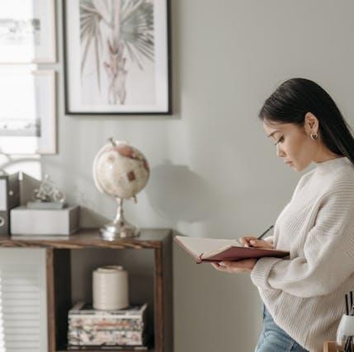 Motivasi awal memang terasa besar, terutama saat melihat suasana tahun baru yang dipenuhi semangat perubahan. Tapi motivasi itu seperti baterai yang cepat habis jika tidak diisi ulang lewat kebiasaan harian yang konsisten.