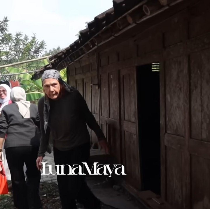 <p>Selain sebidang tanah yang masih asri, Luna juga memperoleh sebuah rumah kayu bergaya tradisional dari pembelian tersebut. Ia pun berencana merenovasi atap rumahnya sambil tetap menjaga keaslian bangunannya. (Foto: Youtube @LunaMayaChannel)</p>