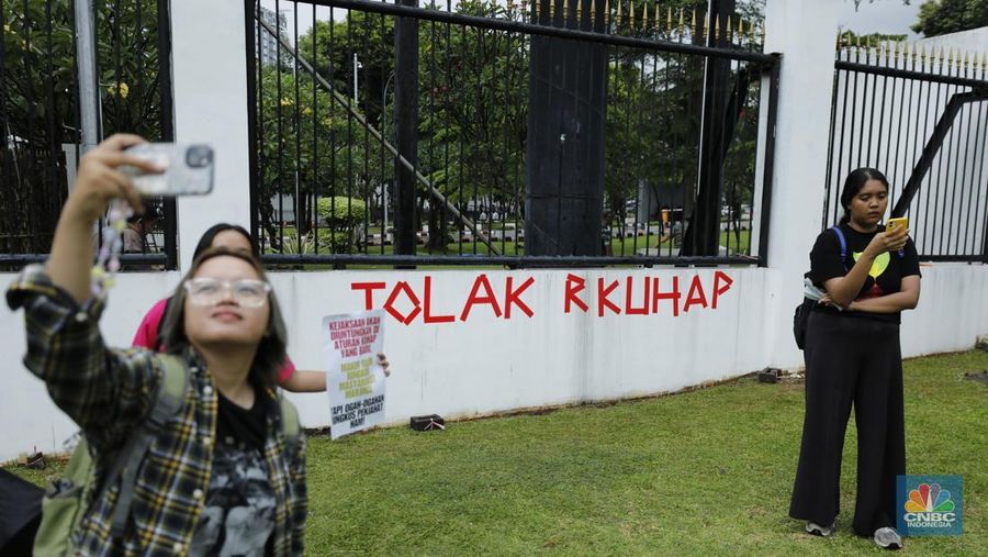 Mahasiswa Universitas Indonesia memblokir jalan di depan Gerbang Pancasila, Kompleks DPR, Selasa (18/11/2025). (CNBC Indonesia/Tri Susilo) Mahasiswa Universitas Indonesia memblokir jalan di depan Gerbang Pancasila, Kompleks DPR, Selasa (18/11/2025). (CNBC Indonesia/Tri Susilo)