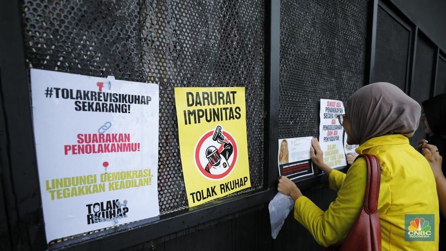 Mahasiswa Universitas Indonesia memblokir jalan di depan Gerbang Pancasila, Kompleks DPR, Selasa (18/11/2025). (CNBC Indonesia/Tri Susilo) Mahasiswa Universitas Indonesia memblokir jalan di depan Gerbang Pancasila, Kompleks DPR, Selasa (18/11/2025). (CNBC Indonesia/Tri Susilo)