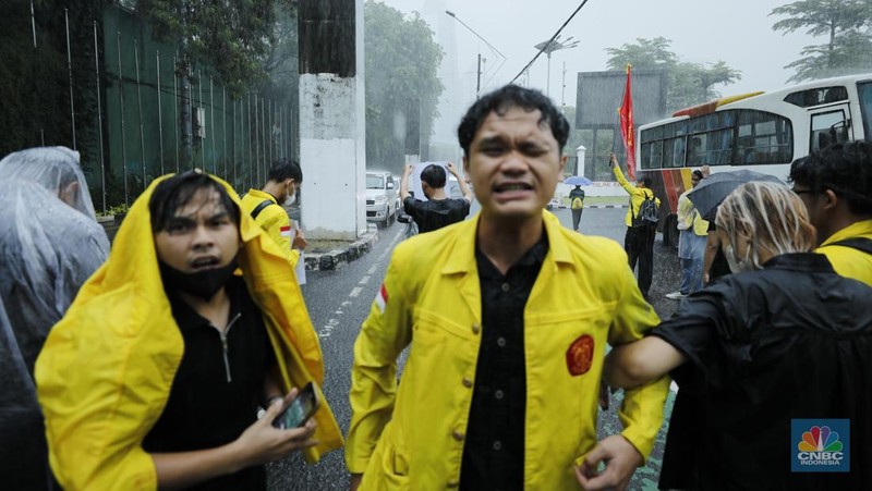 Mahasiswa Universitas Indonesia memblokir jalan di depan Gerbang Pancasila, Kompleks DPR, Selasa (18/11/2025). (CNBC Indonesia/Tri Susilo) Mahasiswa Universitas Indonesia memblokir jalan di depan Gerbang Pancasila, Kompleks DPR, Selasa (18/11/2025). (CNBC Indonesia/Tri Susilo)