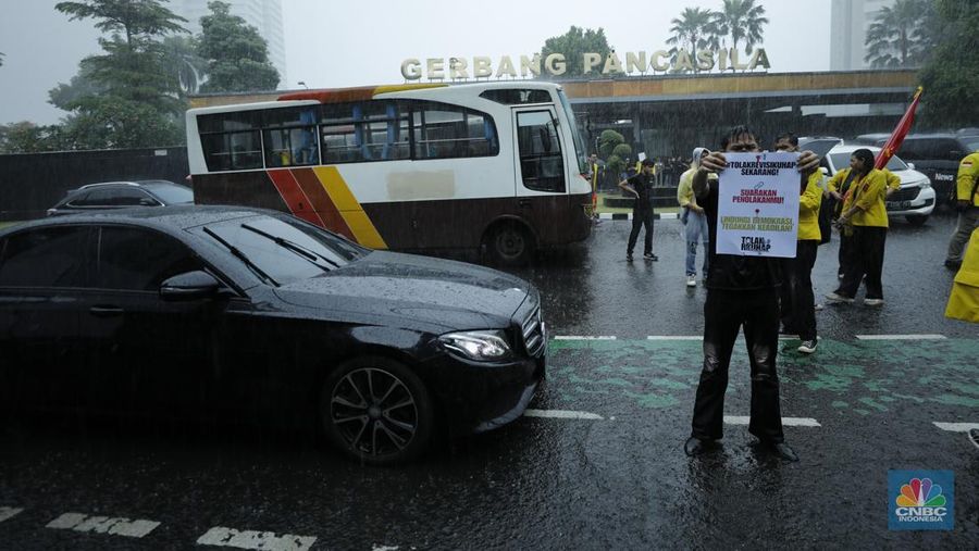 Mahasiswa Universitas Indonesia memblokir jalan di depan Gerbang Pancasila, Kompleks DPR, Selasa (18/11/2025). (CNBC Indonesia/Tri Susilo) Mahasiswa Universitas Indonesia memblokir jalan di depan Gerbang Pancasila, Kompleks DPR, Selasa (18/11/2025). (CNBC Indonesia/Tri Susilo)