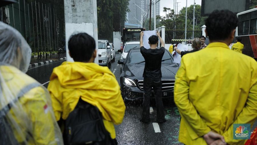 Mahasiswa Universitas Indonesia memblokir jalan di depan Gerbang Pancasila, Kompleks DPR, Selasa (18/11/2025). (CNBC Indonesia/Tri Susilo) Mahasiswa Universitas Indonesia memblokir jalan di depan Gerbang Pancasila, Kompleks DPR, Selasa (18/11/2025). (CNBC Indonesia/Tri Susilo)
