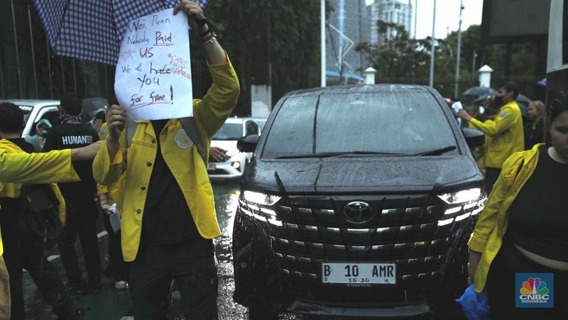 Mahasiswa Universitas Indonesia memblokir jalan di depan Gerbang Pancasila, Kompleks DPR, Selasa (18/11/2025). (CNBC Indonesia/Tri Susilo) Mahasiswa Universitas Indonesia memblokir jalan di depan Gerbang Pancasila, Kompleks DPR, Selasa (18/11/2025). (CNBC Indonesia/Tri Susilo)