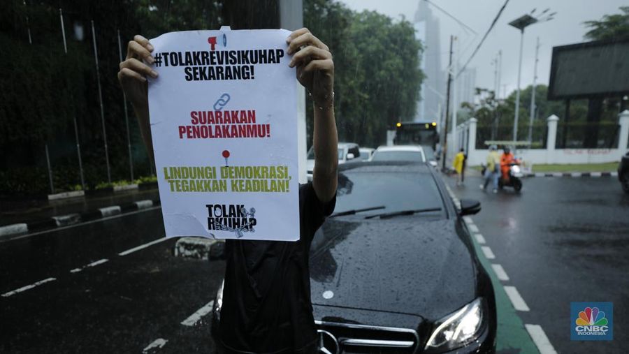 Mahasiswa Universitas Indonesia memblokir jalan di depan Gerbang Pancasila, Kompleks DPR, Selasa (18/11/2025). (CNBC Indonesia/Tri Susilo) Mahasiswa Universitas Indonesia memblokir jalan di depan Gerbang Pancasila, Kompleks DPR, Selasa (18/11/2025). (CNBC Indonesia/Tri Susilo)