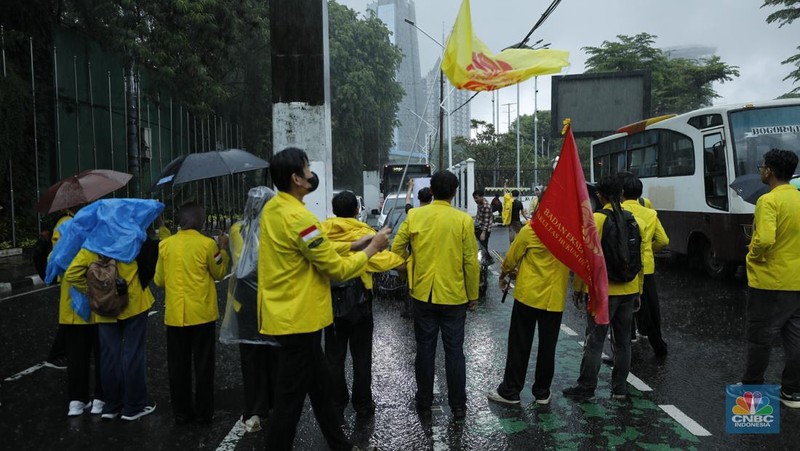 Mahasiswa Universitas Indonesia memblokir jalan di depan Gerbang Pancasila, Kompleks DPR, Selasa (18/11/2025). (CNBC Indonesia/Tri Susilo) Mahasiswa Universitas Indonesia memblokir jalan di depan Gerbang Pancasila, Kompleks DPR, Selasa (18/11/2025). (CNBC Indonesia/Tri Susilo)
