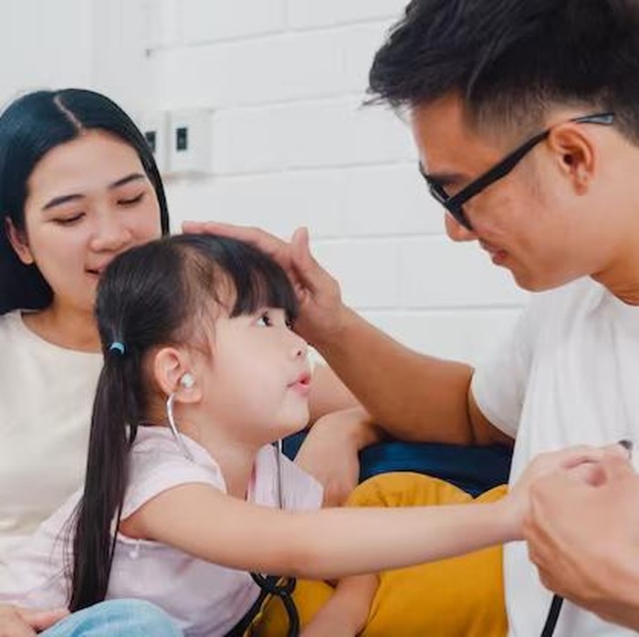 “Aku mendengarkanmu” atau “Aku mengerti, aku mendukungmu” dapat membantu anak merasa dipahami oleh orang tua.