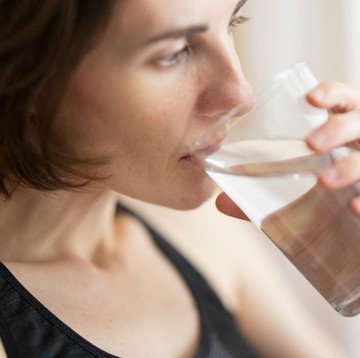 Sering Disepelekan, Ketahui 7 Dampak Kebiasaan Minum Sambil Berdiri untuk Kesehatan