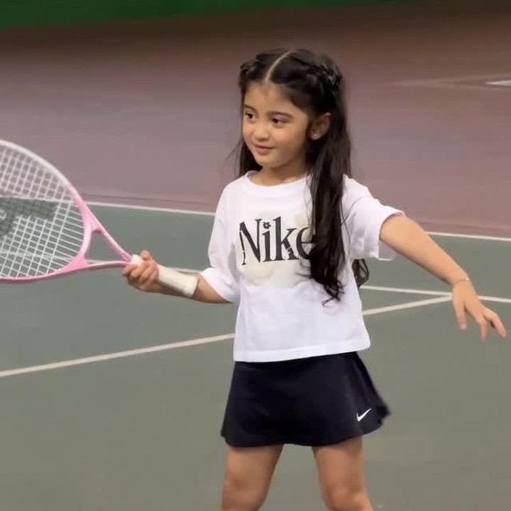 <p>Putri semata wayang Ali Syakieb dan Margin W, Guzelim Aracelli Ali Syakieb atau akrab disapa Guzel juga terlihat ikut berlatih tenis. Dilatih bersama dengan <em>coach</em>-nya, Guzel tampak fokus dan serius memukul bolanya, Bunda. (Foto: Instagram @marginw)</p>