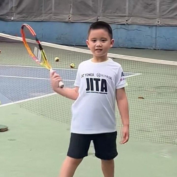 <p>Putra Citra Kirana dan Rezky Aditya, Keene Atharrazka Adhitya alias Athar beberapa kali terlihat latihan tenis. Lewat unggahan di TikTok<em> @inicitrakirana,</em> Citra memperlihatkan saat sang anak tengah bermain tenis dengan tingkah lucunya yang sukses bikin publik tertawa. Dalam videonya, ia tampak kelelahan dan berkata, "Pliss capek sampe keringetan." Bahkan, Athar juga sampai&nbsp;berbaring di lapangan lho, Bunda. (Foto: TikTok @inicitrakirana)</p>