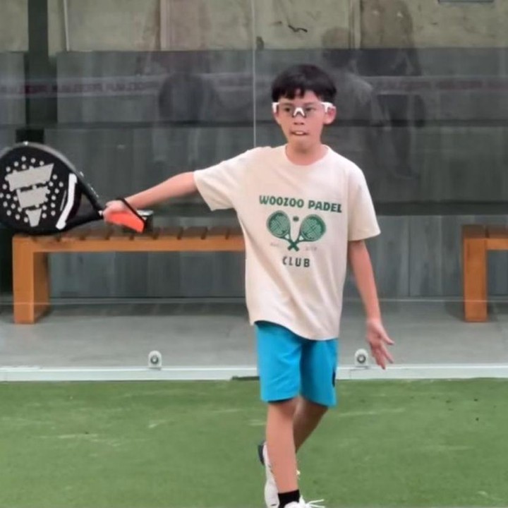 <p>Putra sulung Tya Ariestya dan Irfan Ratinggang, Kanaka, juga terlihat berlatih padel. Kegemarannya pada olahraga ini sepertinya menurun dari sang Bunda, yang juga sering membagikan keseruannya saat tengah bermain padel. (Foto: Instagram @tya_ariestya)</p>