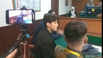 Berita Seputar Selebriti Insertlive Terkini : Ekspresi Na Daehoon Sebelum Sidang Cerai Perdana dengan Jule Jadi Sorotan