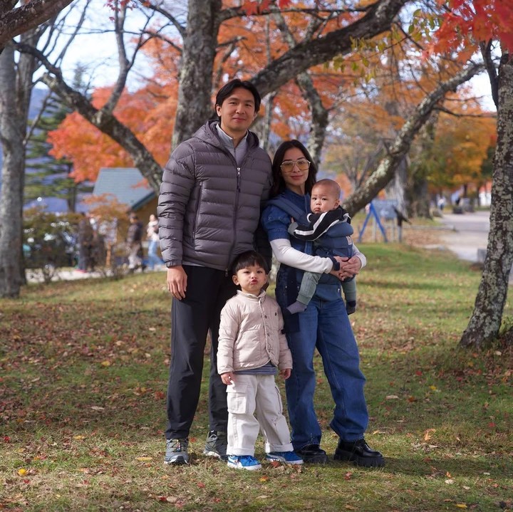 <p>Nikita Willy dan Indra Priawan saat ini sedang liburan ke Jepang bersama kedua putranya, yakni Issa Xander Djokosoetono dan Nael Idrissa Djokosoetono. Lantaran tengah memasuki musim gugur, keduanya tak ingin melewatkan kesempatan dengan mengabadikan foto di bawah pohon yang dipenuhi daun-daun berwarna cokelat dan merah. &ldquo;Musim favorit tahun ini 🍁🍂,&rdquo; tulis Indra, dikutip dari laman Instagram <em>@indpriw,</em> Selasa (18/11/2025). (Foto: Instagram @indpriw)</p>