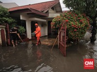 FOTO: Pondok Karya Jaksel Terendam Banjir 80 Cm Buntut Hujan Lebat