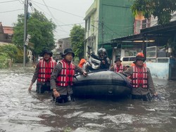 Kawasan Mampang Jaksel Banjir, Warga Dievakuasi Pakai Perahu Karet