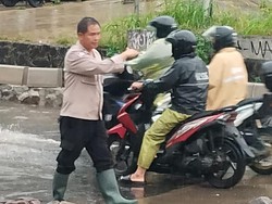 Jalan Aria Putra Ciputat Sempat Banjir Usai Diguyur Hujan Deras