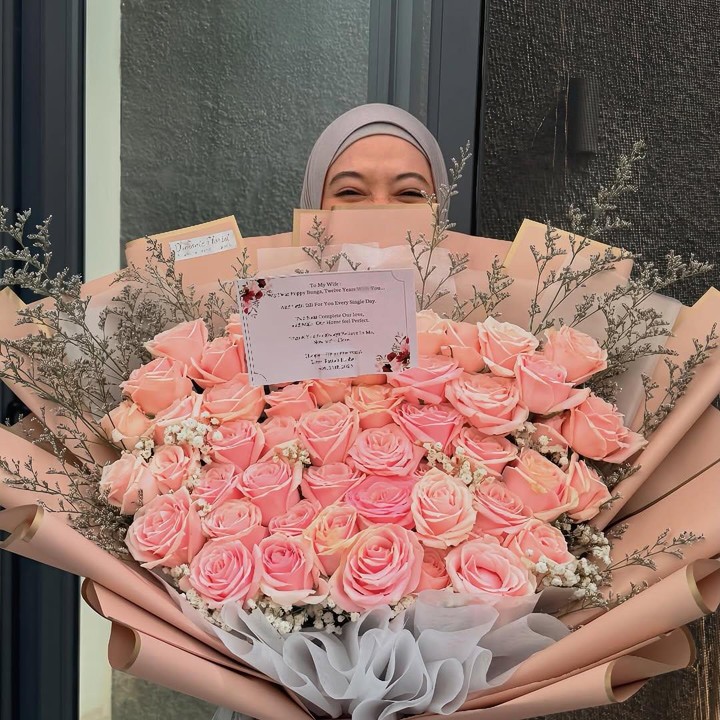 <p>Tak hanya itu, Riphat ternyata juga memberikan kejutan berupa sebuah buket bunga mawar merah muda yang cantik. Ia pun menuliskan kata-kata menyentuh untuk sang isri. &ldquo;Selamat Ulang Tahun Pernikahan yang ke-12, Istriku Tercinta, Poppy. Dua Belas Mawar untuk Dua Belas Tahun yang Indah, masing-masing menyimpan kenangan, senyuman, dan sepenggal kisah kita,&rdquo; tulis Riphat.&nbsp;(Foto: Instagram @poppybungariphat)</p>