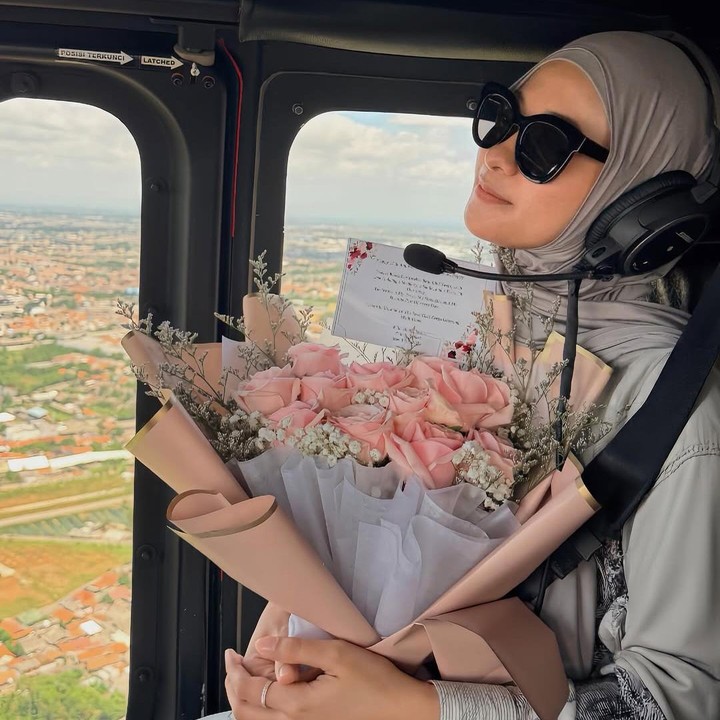 <p>Unggahan ini pun langsung menuai atensi publik yang ikut bahagia melihat keharmonisan mereka. &ldquo;Masyaaallah langgeng terus sampai till janna aamiin ibuk,&rdquo; tulis akun <em>@etty_kusw****.</em> &ldquo;Semoga Allah selalu jaga kalian seneng liatnya,&rdquo; tulis akun <em>@alla****.&nbsp;</em>(Foto: Instagram @poppybungariphat)</p>