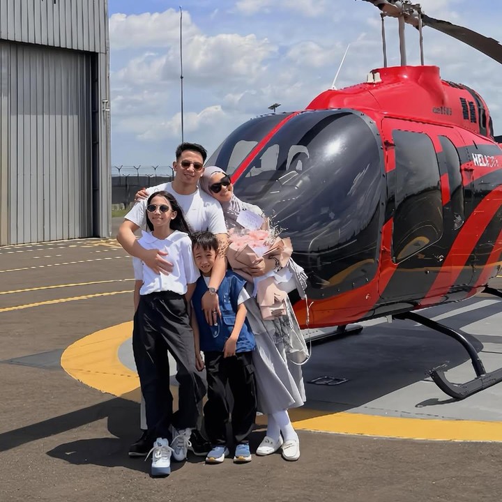 <p>Riphat belum lama ini mengajak istri dan anak-anaknya keliling naik helikopter. Momen ini dibagikan langsung oleh Poppy sambil mengucapkan rasa syukur. &ldquo;Aku tak perlu diingatkan untuk tahu bahwa aku telah diberkati... dan aku perlu mengatakan ini&mdash;setelah 12 tahun, aku akan tetap memilihmu, setiap saat. allahumma baarik,&rdquo; tulis Poppy, dikutip dari laman Instagram <em>@poppybungariphat,</em> Selasa (18/11/2025).&nbsp;(Foto: Instagram @poppybungariphat)</p>