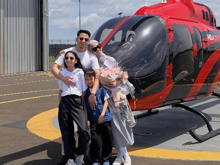 5 Potret Poppy Bunga & Suami Pengacara Rayakan Anniversary Nikah ke-12, Seru Keliling Naik Helikopter