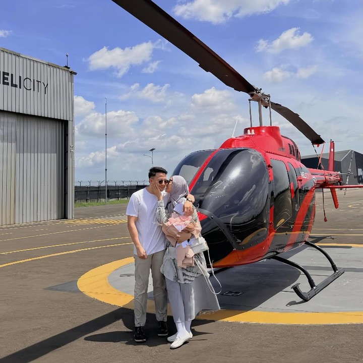 <p>Kebahagiaan tengah menyelimuti Poppy Bunga dan sang suami yang berprofesi sebagai pengacara, Mohammad Fattah Riphat. Keduanya baru saja merayakan <em>anniversary</em> pernikahan, Bunda. (Foto: Instagram @poppybungariphat)</p>