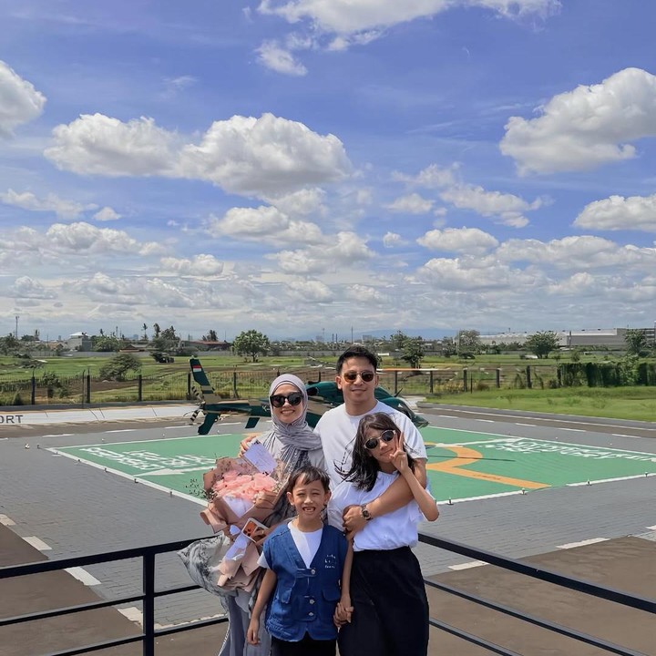 <p>Menikah pada 17 November 2013, Poppy dan pria yang akrab disapa Riphat itu telah mengarungi bahtera rumah tangga selama 12 tahun. Mereka pun kini semakin terlihat romantis. Hal ini diketahui langsung dari momen perayaan <em>anniversary</em> mereka yang penuh dengan cinta dan kasih sayang, Bunda.&nbsp;&nbsp;(Foto: Instagram @poppybungariphat)</p>