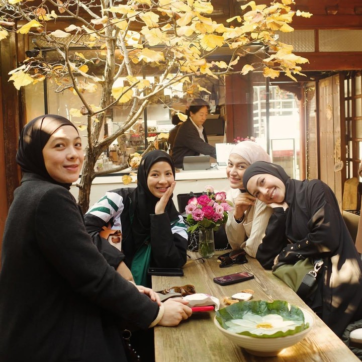 <p>Sementara itu, Ratna Galih juga sedang menikmati liburan musim gugur di Korea Selatan bersama sahabat artisnya, yakni Dian Ayu Lestari, Natasha Rizky, dan Nina Zatulini. Mereka pun mengabadikan foto saat menyusuri Negeri Ginseng itu, Bunda.&nbsp;(Foto: Instagram @ratnagalih)</p>