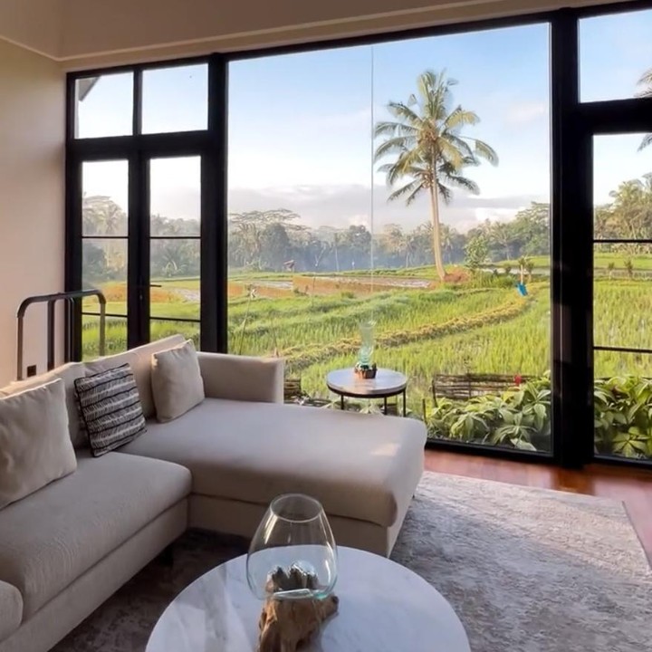 <p>Tak hanya itu, ruang keluarganya pun terlihat begitu nyaman dengan suasana yang asri. Tentu saja, unggahan ini langsung menuai atensi publik. &ldquo;Seperti melihat lukisan dalam rumah, cantik sekali,&rdquo; tulis akun <em>@lia_mark****.</em> &ldquo;Sungguh indah sekali pemandangannya, tante Titi Kamal,&rdquo; tulis akun <em>@ahmad_asroru****.&nbsp;</em>(Foto: Instagram @titi_kamall)</p>