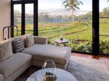 Intip 5 Potret Rumah Mertua Titi Kamal di Tepian Sawah Bali & Bisa Lihat Sunrise