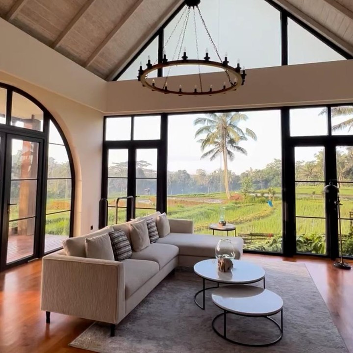 <p>Dalam unggahan itu, rumah mertuanya ini tampaknya memanfaatkan cahaya alami dari sinar matahari sebagai penerangan. Hal tersebut diketahui penggunaan banyak kaca.&nbsp;(Foto: Instagram @titi_kamall)</p>